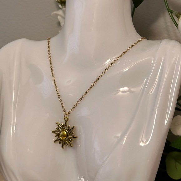 Sun Pendant Necklace and Earrings Set Gold Tone Stainless Steel Chain New - Picture 8 of 12